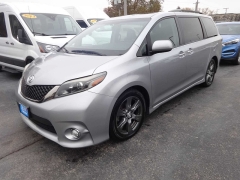 Used 2017  Toyota Sienna SE FWD 8-Passenger (Natl) at Rose Automotive near Hamilton, OH