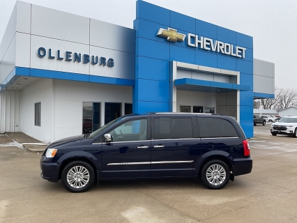2014 Chrysler Town & Country Limited's photo