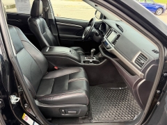 Used 2019  Toyota Highlander 4d SUV AWD SE at House of Carz near Rochester&comma; IN
