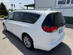 Used 2018  Chrysler Pacifica 4d Wagon Limited at House of Carz near Rochester&comma; IN