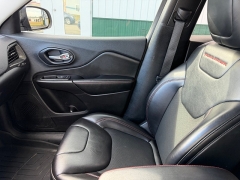 Used 2019  Jeep Cherokee 4d SUV 4WD Trailhawk 3.2L at House of Carz near Rochester, IN