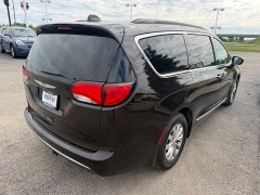 Used 2017  Chrysler Pacifica 4d Wagon Touring-L at House of Carz near Rochester&comma; IN