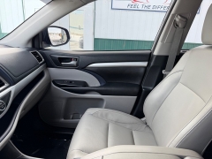 Used 2018  Toyota Highlander 4d SUV FWD XLE at House of Carz near Rochester&comma; IN