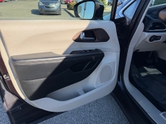 Used 2017  Chrysler Pacifica 4d Wagon Touring-L at House of Carz near Rochester&comma; IN