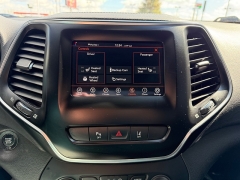 Used 2021  Jeep Cherokee Latitude Lux 4x4 at House of Carz near Rochester&comma; IN