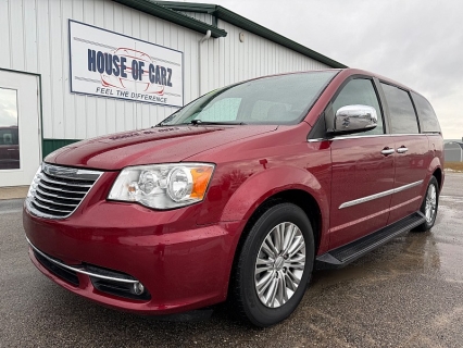2016 Chrysler Town & Country Anniversary Edition's photo