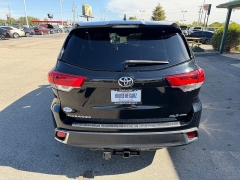 Used 2017  Toyota Highlander 4d SUV AWD XLE at House of Carz near Rochester, IN