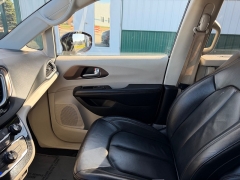 Used 2017  Chrysler Pacifica 4d Wagon Touring-L at House of Carz near Rochester&comma; IN