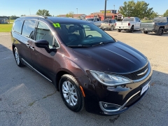 Used 2017  Chrysler Pacifica 4d Wagon Touring-L at House of Carz near Rochester&comma; IN