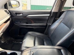 Used 2017  Toyota Highlander 4d SUV AWD XLE at House of Carz near Rochester, IN