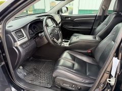 Used 2019  Toyota Highlander 4d SUV AWD SE at House of Carz near Rochester&comma; IN