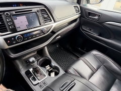Used 2019  Toyota Highlander 4d SUV AWD SE at House of Carz near Rochester&comma; IN