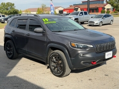 Used 2019  Jeep Cherokee 4d SUV 4WD Trailhawk 3.2L at House of Carz near Rochester, IN