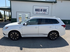 Used 2018  Mitsubishi Outlander Plug-In Hybrid 4d SUV AWC SEL at House of Carz near Rochester&comma; IN