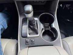 Used 2018  Toyota Highlander 4d SUV FWD XLE at House of Carz near Rochester&comma; IN