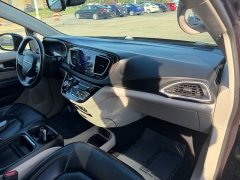 Used 2017  Chrysler Pacifica 4d Wagon Touring-L at House of Carz near Rochester&comma; IN