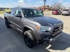 Used 2017  Toyota Tacoma 4WD Access Cab SR Auto at House of Carz near Rochester&comma; IN
