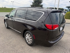 Used 2017  Chrysler Pacifica 4d Wagon Touring-L at House of Carz near Rochester&comma; IN