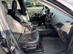 Used 2019  Jeep Cherokee 4d SUV 4WD Trailhawk 3.2L at House of Carz near Rochester, IN