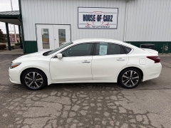 Used 2017  Nissan Altima 4d Sedan 2&period;5L SR at House of Carz near Rochester&comma; IN