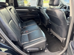 Used 2017  Toyota Highlander 4d SUV AWD XLE at House of Carz near Rochester, IN