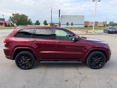 Used 2020  Jeep Grand Cherokee 4d SUV 4WD Laredo Altitude at House of Carz near Rochester&comma; IN