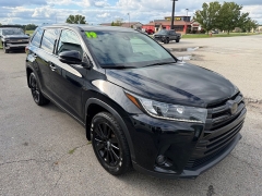 Used 2019  Toyota Highlander 4d SUV AWD SE at House of Carz near Rochester&comma; IN