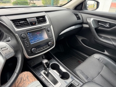 Used 2017  Nissan Altima 4d Sedan 2&period;5L SL &lpar;2017&period;5&rpar; at House of Carz near Rochester&comma; IN