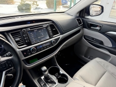 Used 2018  Toyota Highlander 4d SUV FWD XLE at House of Carz near Rochester&comma; IN