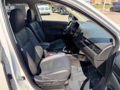 Used 2018  Mitsubishi Outlander Plug-In Hybrid 4d SUV AWC SEL at House of Carz near Rochester&comma; IN