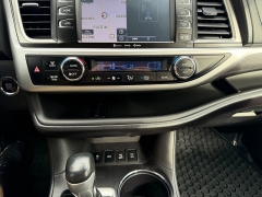 Used 2019  Toyota Highlander 4d SUV AWD SE at House of Carz near Rochester&comma; IN