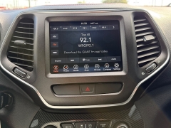 Used 2019  Jeep Cherokee 4d SUV 4WD Trailhawk 3.2L at House of Carz near Rochester, IN