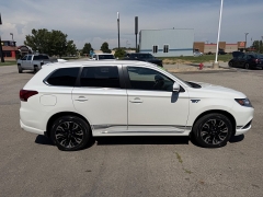 Used 2018  Mitsubishi Outlander Plug-In Hybrid 4d SUV AWC SEL at House of Carz near Rochester&comma; IN