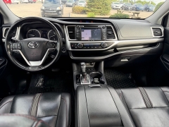 Used 2019  Toyota Highlander 4d SUV AWD SE at House of Carz near Rochester&comma; IN