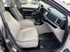 Used 2018  Toyota Highlander 4d SUV FWD XLE at House of Carz near Rochester&comma; IN