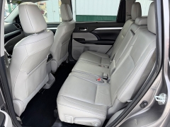 Used 2018  Toyota Highlander 4d SUV FWD XLE at House of Carz near Rochester&comma; IN