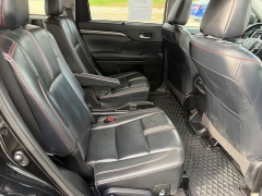 Used 2019  Toyota Highlander 4d SUV AWD SE at House of Carz near Rochester&comma; IN