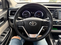 Used 2018  Toyota Highlander 4d SUV FWD XLE at House of Carz near Rochester&comma; IN