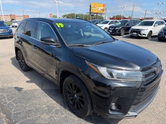 Used 2019  Toyota Highlander 4d SUV AWD XLE at House of Carz near Rochester&comma; IN