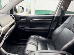 Used 2019  Toyota Highlander 4d SUV AWD SE at House of Carz near Rochester&comma; IN