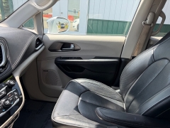Used 2018  Chrysler Pacifica 4d Wagon Limited at House of Carz near Rochester&comma; IN