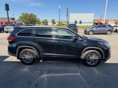 Used 2017  Toyota Highlander 4d SUV AWD XLE at House of Carz near Rochester, IN