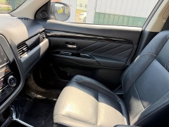 Used 2018  Mitsubishi Outlander Plug-In Hybrid 4d SUV AWC SEL at House of Carz near Rochester&comma; IN