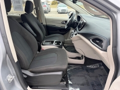 Used 2021  Chrysler Pacifica Touring AWD at House of Carz near Rochester&comma; IN