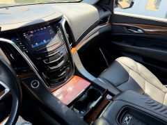 Used 2017  Cadillac Escalade ESV 4d SUV 4WD Luxury at House of Carz near Rochester&comma; IN