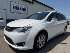  2018 Chrysler Pacifica 4d Wagon Limited at House of Carz near Rochester&comma; IN
