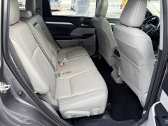 Used 2018  Toyota Highlander 4d SUV FWD XLE at House of Carz near Rochester&comma; IN