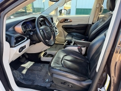 Used 2017  Chrysler Pacifica 4d Wagon Touring-L at House of Carz near Rochester&comma; IN