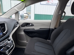 Used 2021  Chrysler Pacifica Touring AWD at House of Carz near Rochester&comma; IN