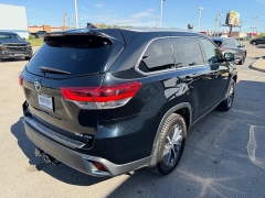 Used 2017  Toyota Highlander 4d SUV AWD XLE at House of Carz near Rochester, IN